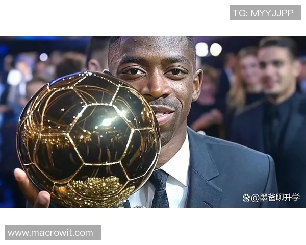 身穿12号球衣的足球明星背后的故事与荣耀之路