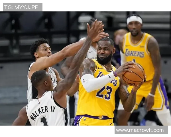 湖人对阵篮网激战正酣球员表现与战术分析一览无余 湖人对阵篮网激战正酣球员表现与战术分析一览无余